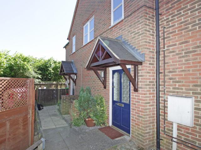 Six Penny Close, Edenbridge TN8, 2 bed flat to rent, £1,250 pcm | PrimeLocation