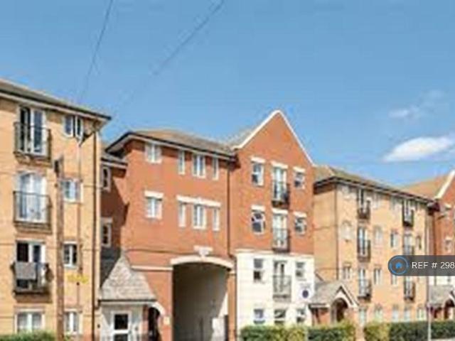 Sixpenny Court, Barking, IG11 2 bed flat to rent £1,700 pcm £392 pw