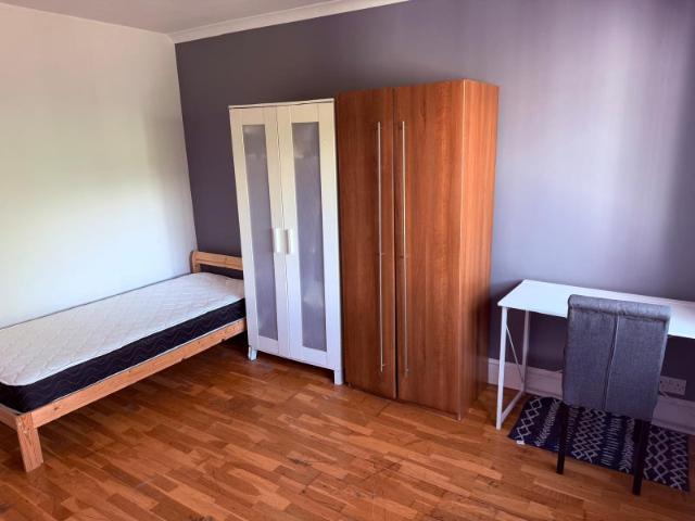 Sizable double room to rent