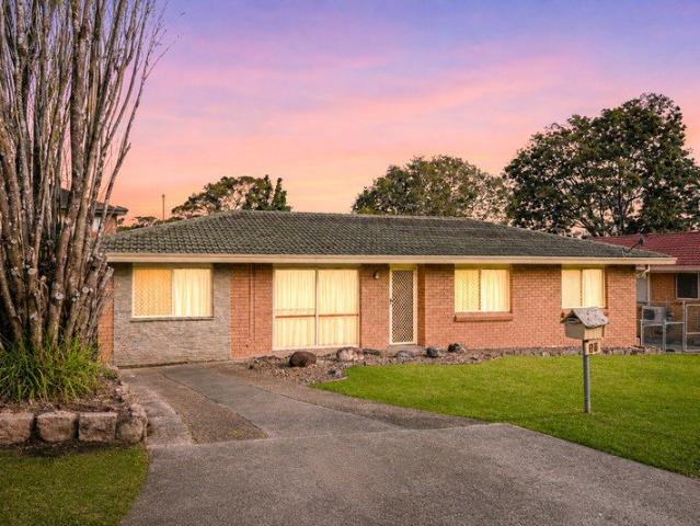 Size up or down into this versatile 3 bed brick lowset