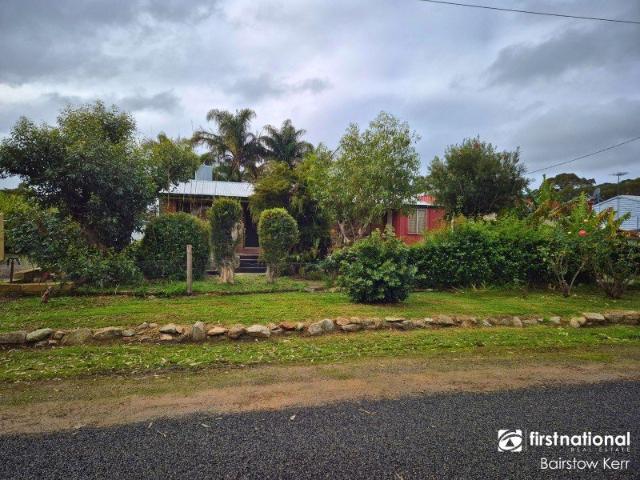 Sizeable Country Retreat with Huge Workshop Space