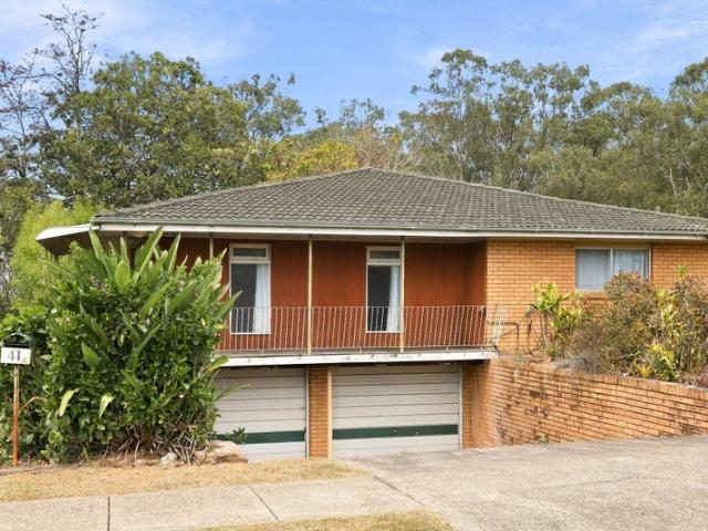 SIZEABLE FAMILY HOME ON ELEVATED 1012SQM BLOCK