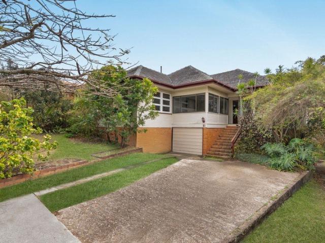 Sizeable Mid Century Home In Whisper Quiet Enclave on 696m2