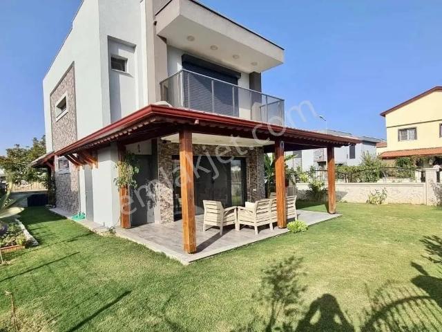Soğucakta Denize Yürüme Mesafesi Özel Mülk Tek Villa