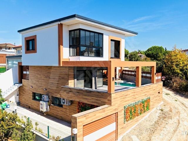 Soğucak'ta Tek Özel Yapım 300 m Köşe Konum Müstakil Villa