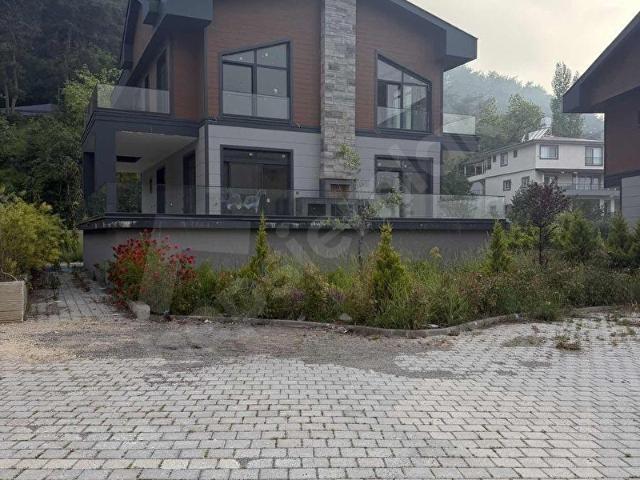 SOĞUKOLUK YAYLASINDA SİTE İÇERİSİNDE LÜKS SATILIK VİLLA