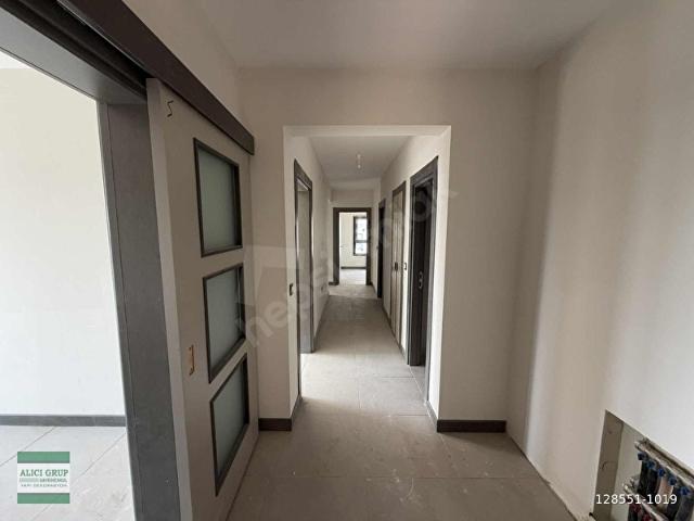 SÖĞÜTLÜ TOKİ 3. ETAP'ta DURAK ÖNÜ KİRALIK 3+1 DAİRE