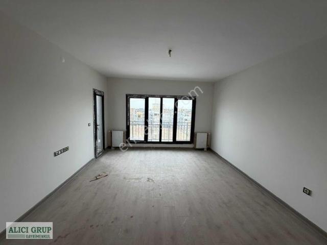 Söğütlü Toki 2. Etap'ta Camii Yanı 3+1 Kiralık Daire