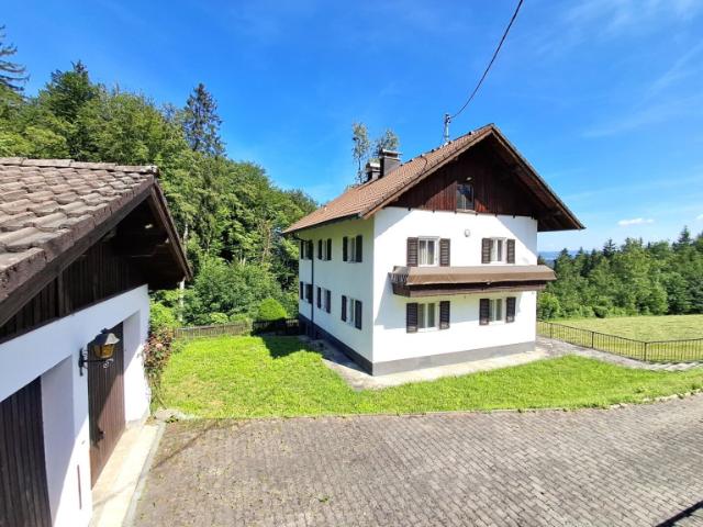 So viel Potential: Ein Zweifamilienhaus mit Sanierungsbedarf in Eugendorf