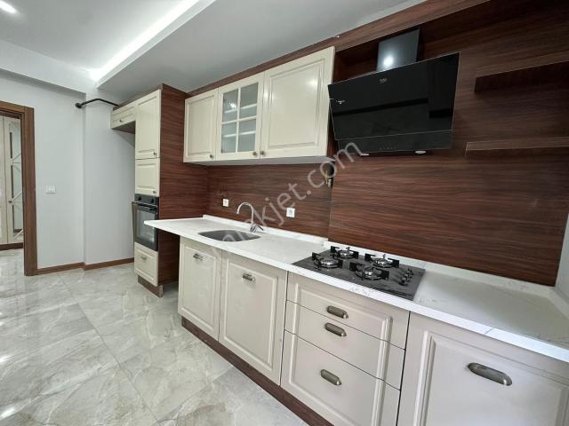 Soğancılar Caddesi'nde Havuzlu Site İçinde Satılık 2+1 Daire