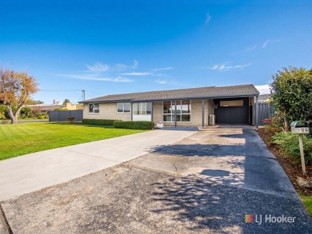 SO NEAT GREAT POSITION OPEN HOME Friday 21st 3:00 3:30pm