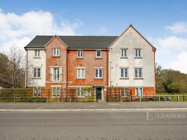 Somerley Drive, Crawley, West Sussex. 2 bed flat to rent £1,600 pcm £369 pw