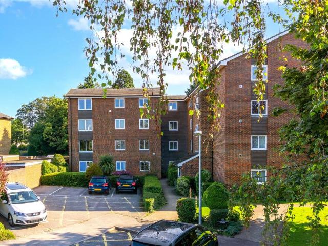 Somers Close, Reigate, Surrey, RH2 2 bed flat to rent £1,500 pcm £346 pw