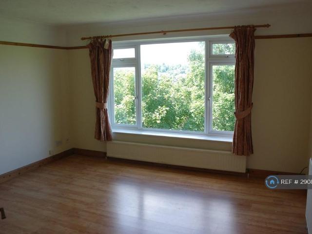 Somerset Road, New Barnet, Barnet, EN5 2 bed flat to rent £1,750 pcm £404 pw