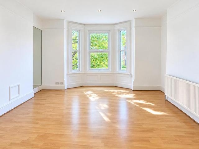 Somerset Road, New Barnet EN5 2 bed apartment to rent £1,850 pcm £427 pw