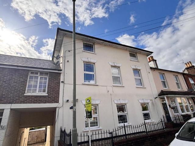 Somerset Road, Redhill 2 bed apartment to rent £1,550 pcm £358 pw