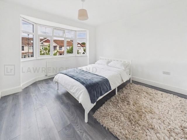 Somerset Road, Southall, UB1 2UE 3 bed flat to rent £2,400 pcm £554 pw
