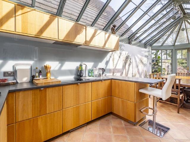 Somerset Road Wimbledon SW19 3 bed apartment to rent £5,525 pcm £1,275 pw