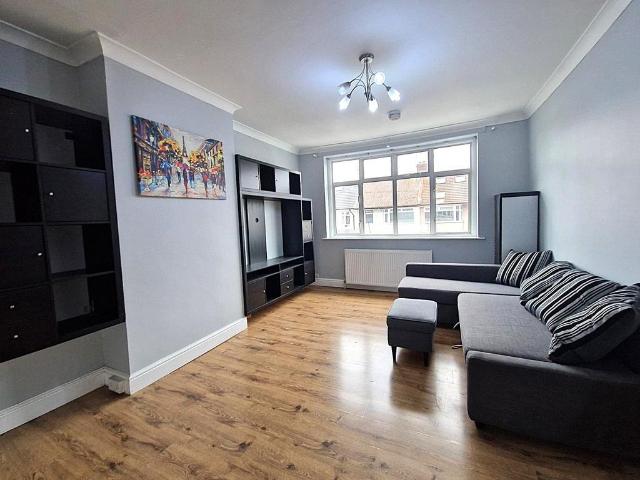 Somerville Road, Chadwell Heath. RM6 5AX 1 bed flat to rent £1,375 pcm £317 pw