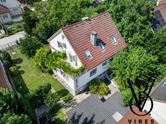 Sommer auf der Dachterrasse, Winter am Kaminofen: Haus nahe dem Mühlwasser