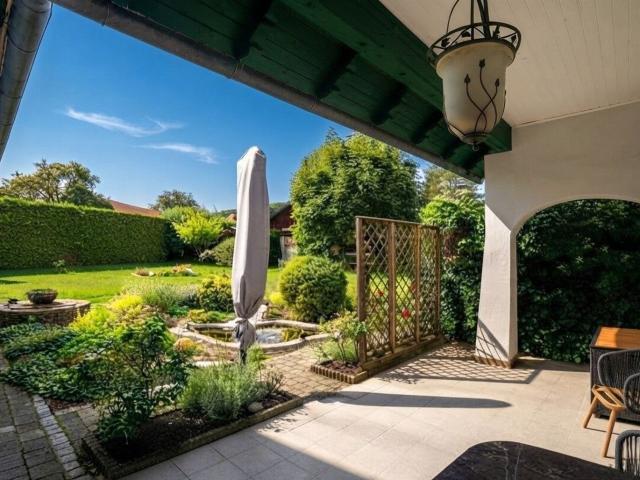 Sommer im Eigenen Garten mit Pool, Kaminfeuer im Winter ein Haus Fürs Ganze Jahr