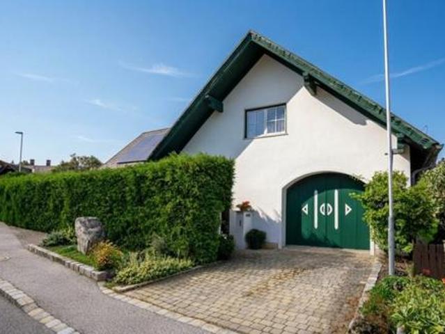 Sommer im eigenen Garten mit Pool, Kaminfeuer im Winter ein Haus fürs ganze Jahr