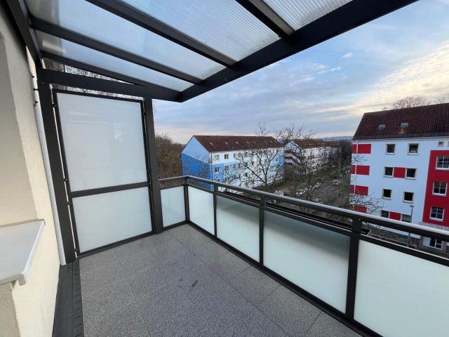 Sommer mit Balkon.. helle, moderne 3 Zimmer Wohnung mit EinbaukÃ¼che. sofort einzugsfertig