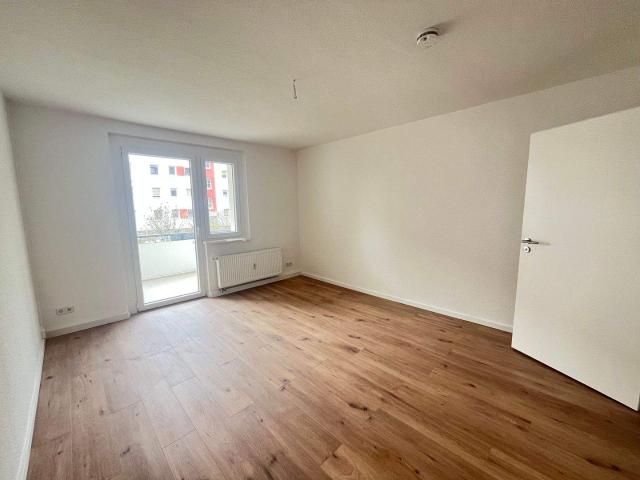 Sommer mit Balkon.. helle, moderne 3 Zimmer Wohnung mit EinbaukÃ¼che. sofort einzugsfertig