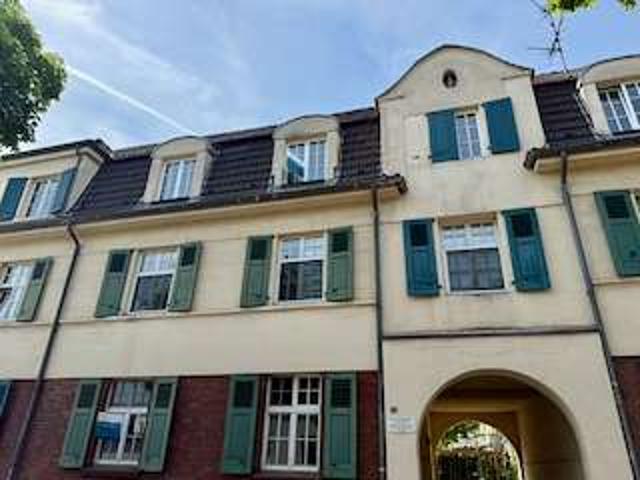 SOMMERAKTION* LEERE VIER ZIMMER WOHNUNG IM DACHGESCHOSS OHNE BALKON!