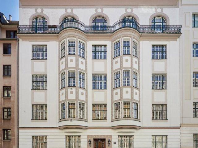 SOMMERAKTION nur 1,5 % Provision! Stilvolle 4 Zimmer Altbauwohnung mit großzügigem Grundriss im Botschaftsviertel