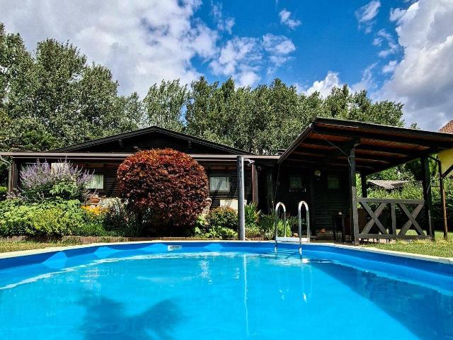 Sommerdomizil mit Pool auf großzügigem Pachtgrundstück