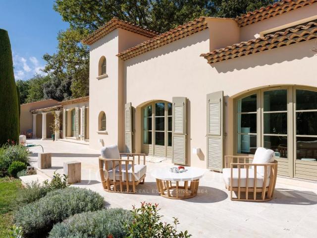 Somptueuse villa plain pied dans jardin paysager