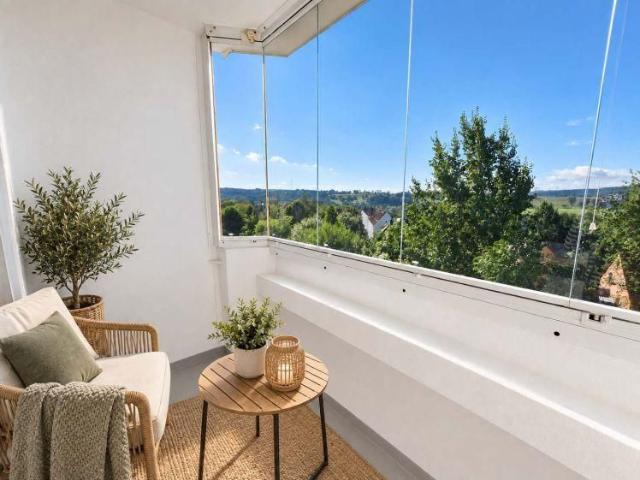 Sonne, Ausblick, Platz zum Leben! Verliebt euch in diese helle 2 Raum Wohnung mit verglastem Balkon