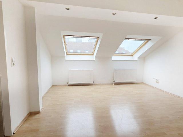 Sonnenterrasse! Kulturelle Vielfalt im Kreta Viertel Ruhige 2 Zimmer Dachgeschoßwohnung mit Flair!