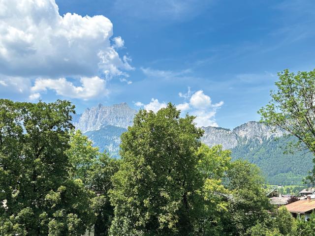 Sonnenuntergänge inklusive – charmante Dachterrassen Maisonette mit traumhaften Alpenblick!