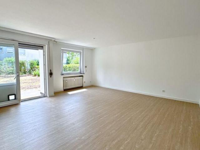 Sonnenverwöhnte renovierte 4 ZKB EG Wohnung mit Terrasse, Garten und Garage