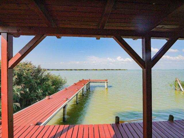 SONNENANBETER UND SEGLER AUFGEPASST FLACHDACHHÜTTE MIT BOOTSGARAGE IN DER RUSTER BUCHT AUF PACHTGRUND ZU KAUFEN