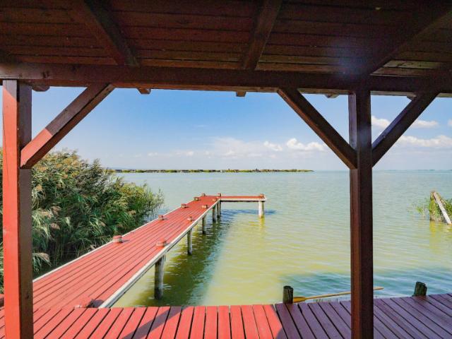 Sonnenanbeter und segler aufgepasst flachdachhütte mit bootsgarage in der ruster bucht auf pachtgrund zu kaufen