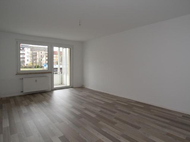 Sonnenbalkon… Laminat… Tageslichtbad – ID 260