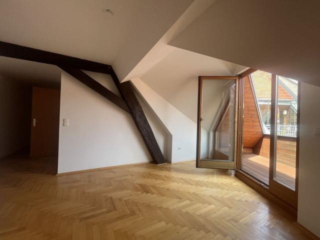 Sonnendurchflutete 3 Zimmer Wohnung in Beliebter und Hipper Lage mit Schlossberg Blick und Seperate Küche Provisionsfrei