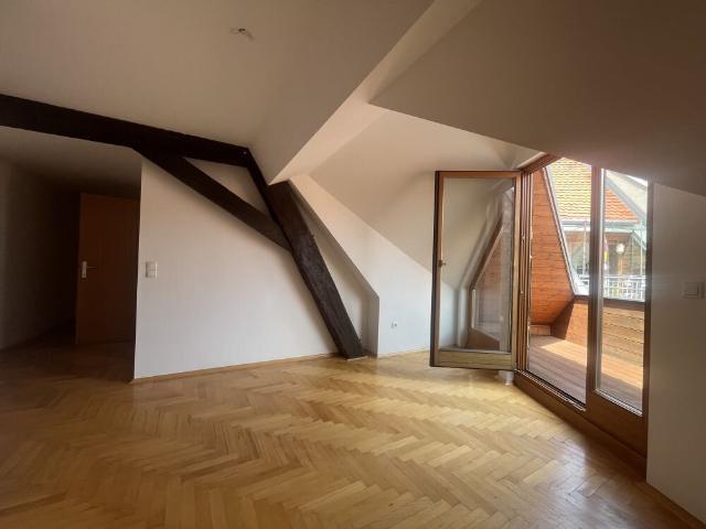 Sonnendurchflutete 3 Zimmer Wohnung in beliebter und hipper Lage mit Schlossberg Blick und seperate Küche – Provisionsfrei
