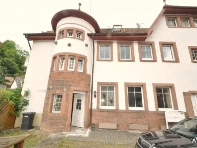 Sonnendurchflutete Wohnung mit Blick auf die Hardenburg !