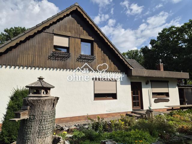Sonnengrundstück Südseite mit Doppelhaushälfte, Pool, Teich, Garage, PKW Stellplatz
