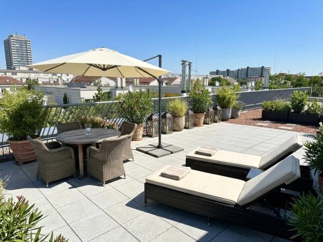 Sonnenstrahlen auf der großen Dachterrasse genießen. Fußbodenkühlung und Heizkosten inklusive. Nähe Kirchenplatz Atzgersdorf