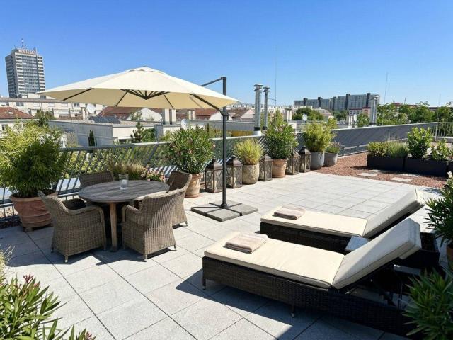 Sonnenstrahlen auf der großen Dachterrasse genießen. Fußbodenkühlung und Heizkosten inklusive. Nähe Kirchenplatz Atzgersdorf