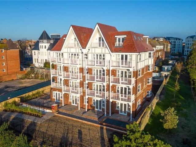 Sonnet, 5 West Cliff Gardens. 2 bed flat to rent £1,700 pcm £392 pw
