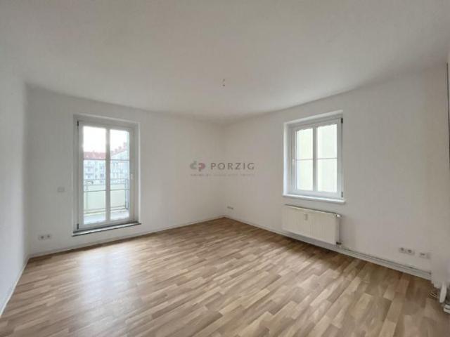 Sonnig. Hell. Perfekt für Singles – Wohnung mit Balkon EBK möglich
