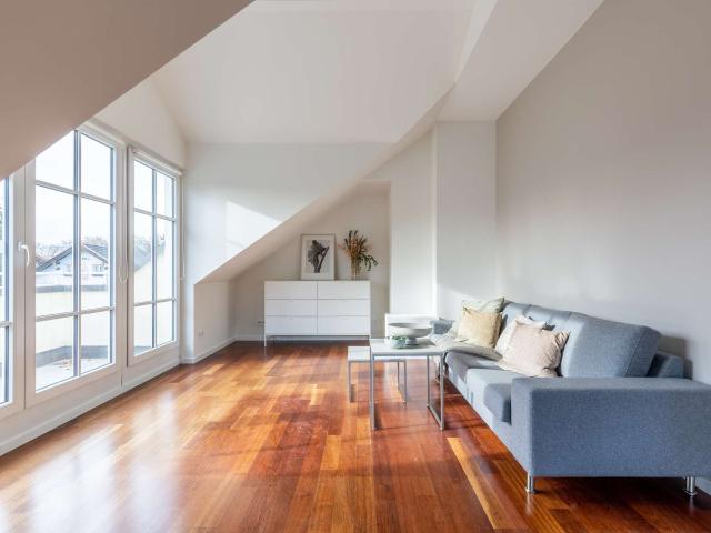 SONNIG I Helle Dachgeschosswohnung, zwischen Ortskern und Isarhochufer
