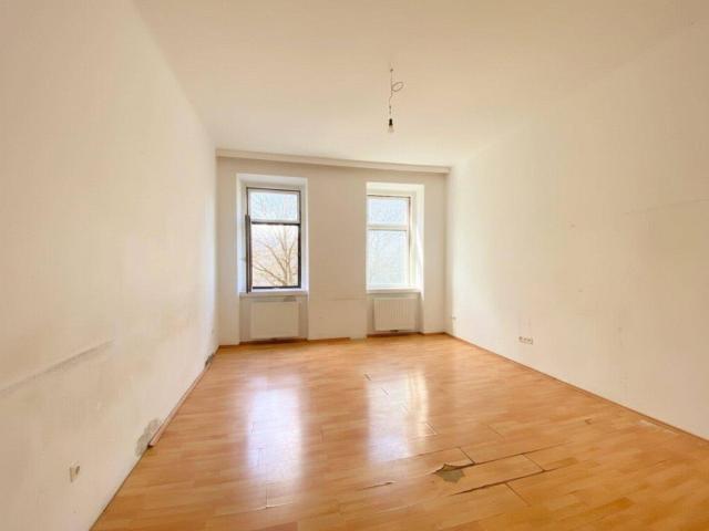 SONNIG und RUHIG! ALTBAU WOHNUNG zu SANIEREN