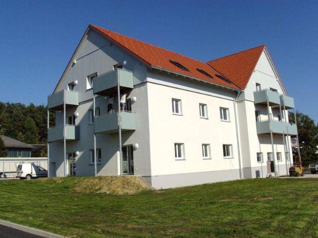 Sonnige Neubauwohnung mit Balkon, Einbauküche und Carport
